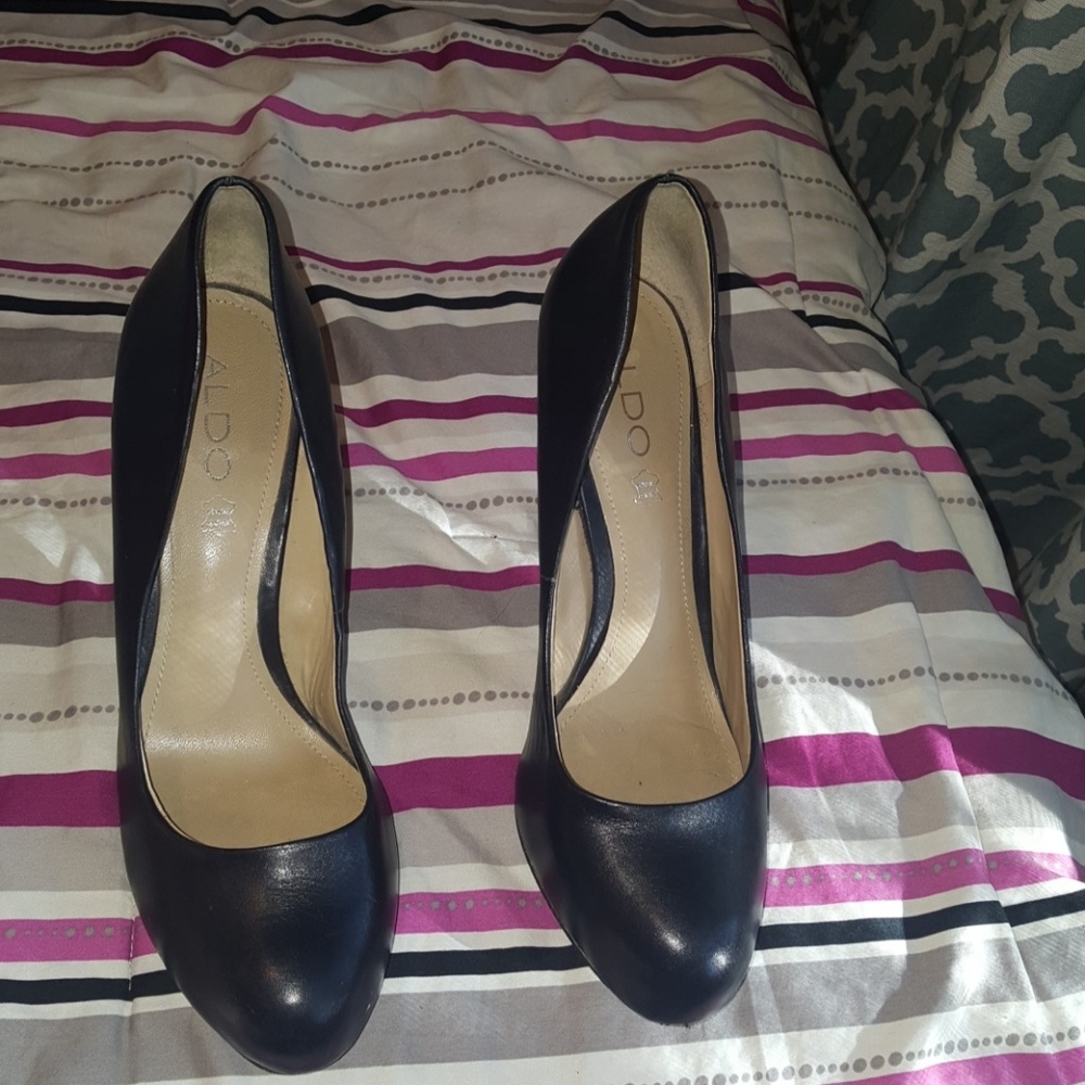 Black pumps